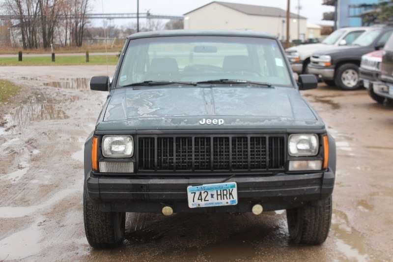 lot 3333 image: 1994 Jeep Cherokee SE 4x4 - 5 Speed Manual -