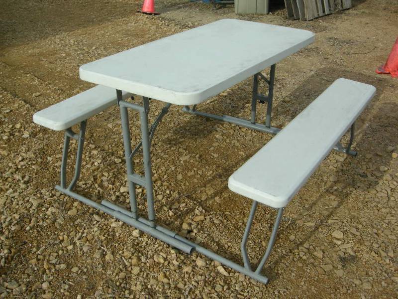 lot 24 image: Folding Picnic Table