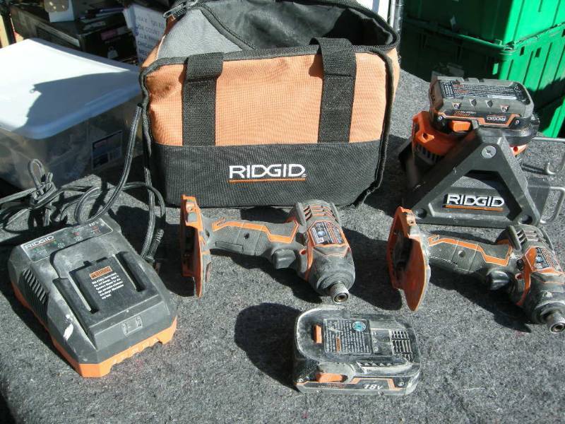 lot 8 image: Ridgid Cordless Driver-Light Set
