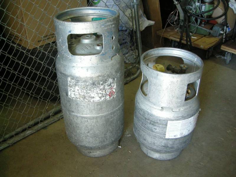 lot 14 image: 2 Forklift Propane Tanks