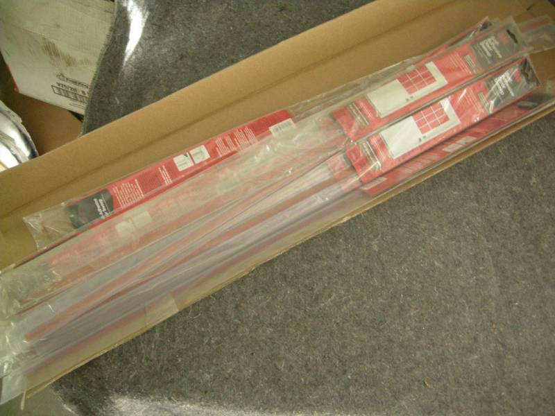 lot 87 image: 14 3M Self-Adhesive Door Sweeps