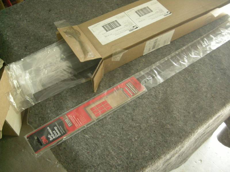 lot 91 image: 20 3M Self-Adhesive Door Sweeps