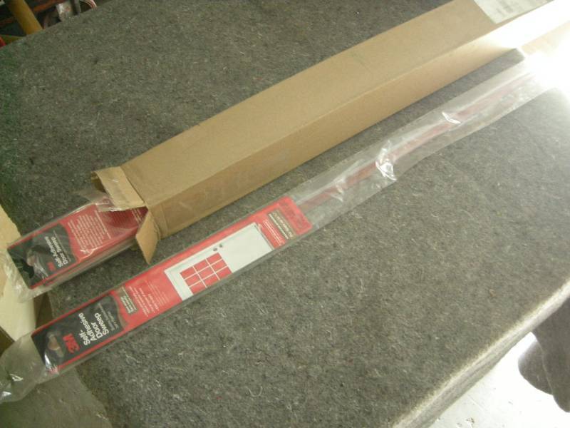 lot 92 image: 10 3M Self-adhesive Door Sweeps
