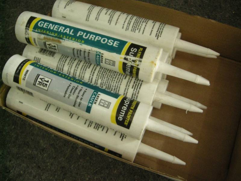 lot 98 image: 10 Tubes General Purpose Chalk