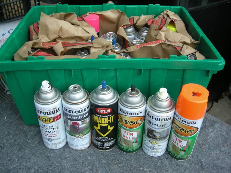 lot 124 image: Variety Spray Paint