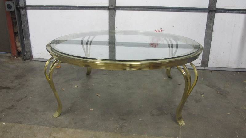 lot 18 image: Quality Solid Brass DESIGN INSTITUTE OF AMERICA  Glass Top Coffee Table