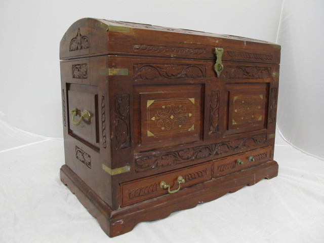 lot 20 image: Vintage Hand Carved Dome Top Inlaid Brass Trunk wTray & Drawer