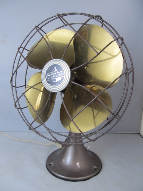 lot 21 image: Vintage BRASS BLADE Emerson Oscillating Fan