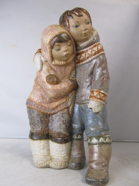 lot 55 image: Large 13 Genuine LLADRO Eskimo Boy & Girl Figurine