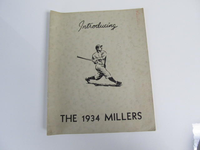 lot 75 image: Original 1934 MINNEAPOLIS MILLERS Baseball Guidebook