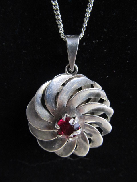 lot 86 image: Large Vintage Sterling Silver Pinwheel wRuby Center Stone