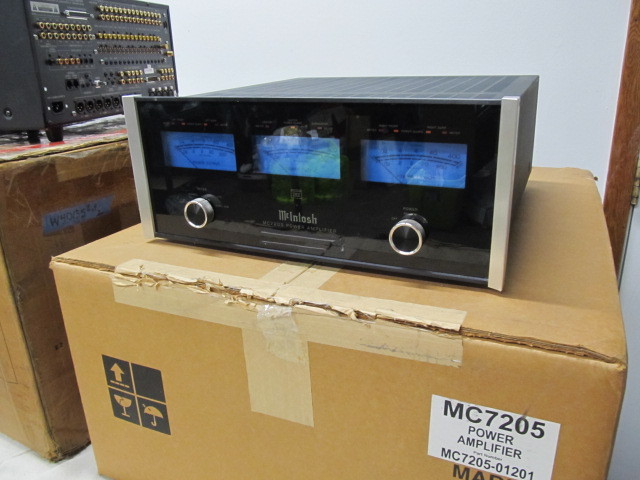 lot 111 image: McIntosh MC7205 Power Amplifier wOriginal Box