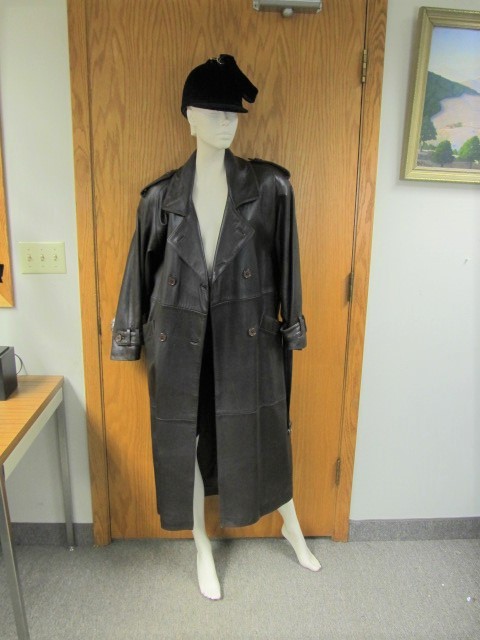 lot 131 image: Quality High End Ladies Genuine Leather 34 Length Coat from Albrechts