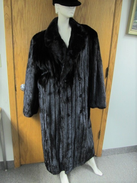 lot 133 image: Fantastic High End Genuine Mink Coat from Albrechts - Mens Size LXL