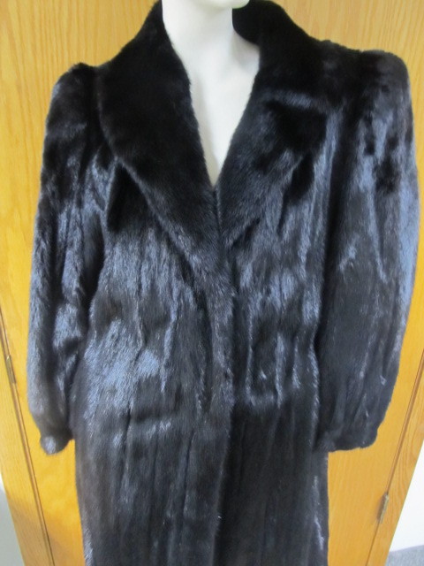 lot 132 image: Fantastic High End Genuine Mink Coat from Albrechts - Ladies Size LXL
