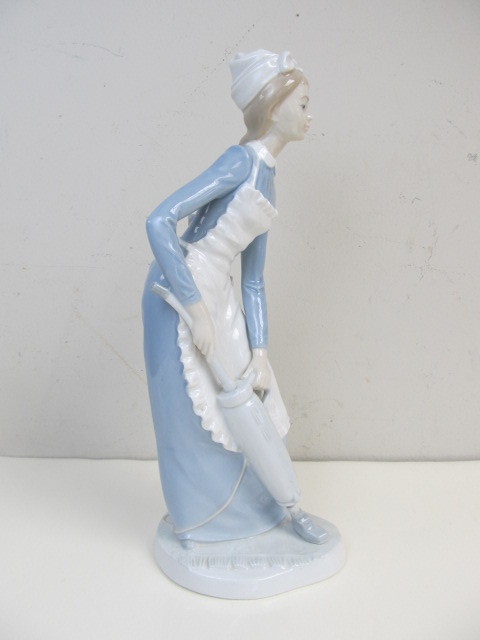 lot 37 image: Rare Uncatalogued LLADRO Nao Maid wVacuum Porcelain Figurine