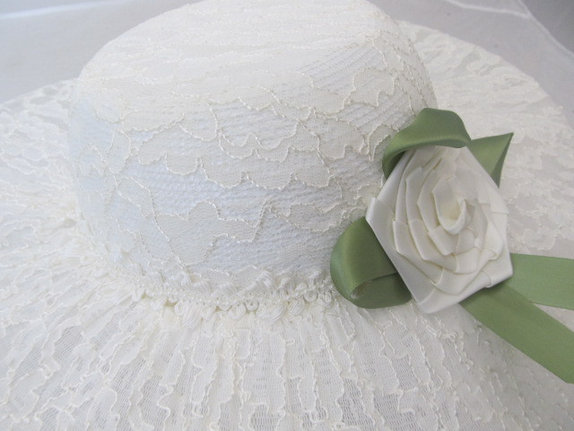 lot 19 image: White Lace Ladies Hat by Swan Hat Co. 