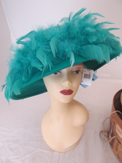 lot 8 image: BRAND NEW Betmar Luxury Jade Womens Hat w Feathers - Medium