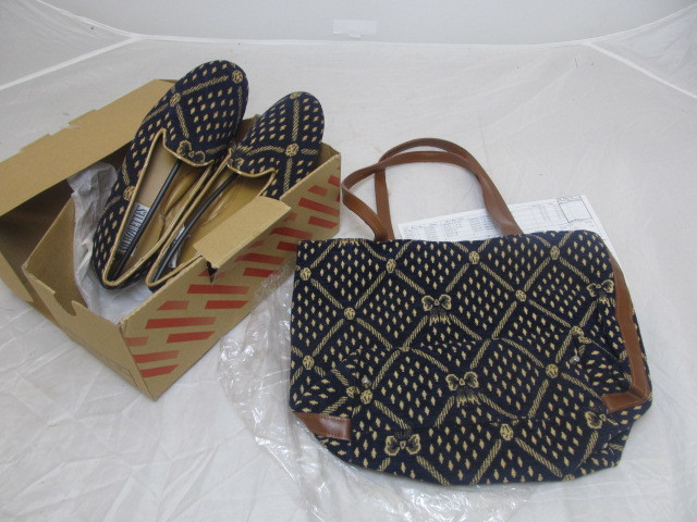 lot 17 image: 2 Matching Silhouette ShoePurse Sets