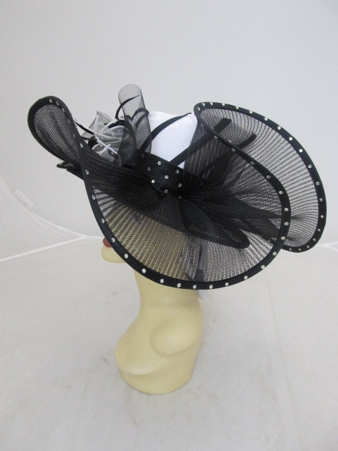 lot 32 image: BRAND NEW ML STUDIO White & Black Womens Fancy Hat 