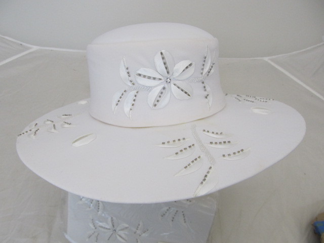 lot 37 image: NEW Anthony Sicari Beautiful Matching Womens Hat & Purse - White w Floral Design & Beading