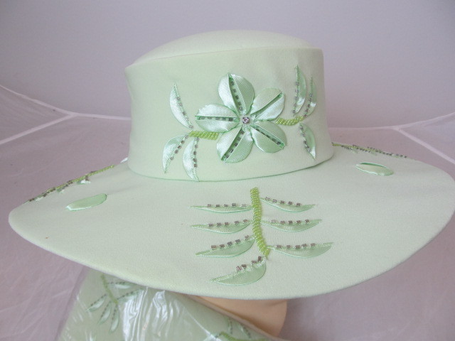 lot 38 image: NEW Anthony Sicari Beautiful Matching Womens Hat & Purse - Mint w Floral Design & Beading