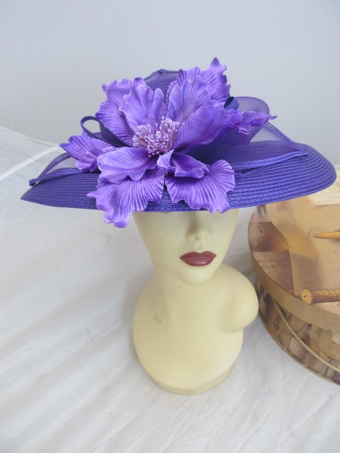 lot 58 image: Purple w Flower ASHRO Ladies Church Hat w Hat Box