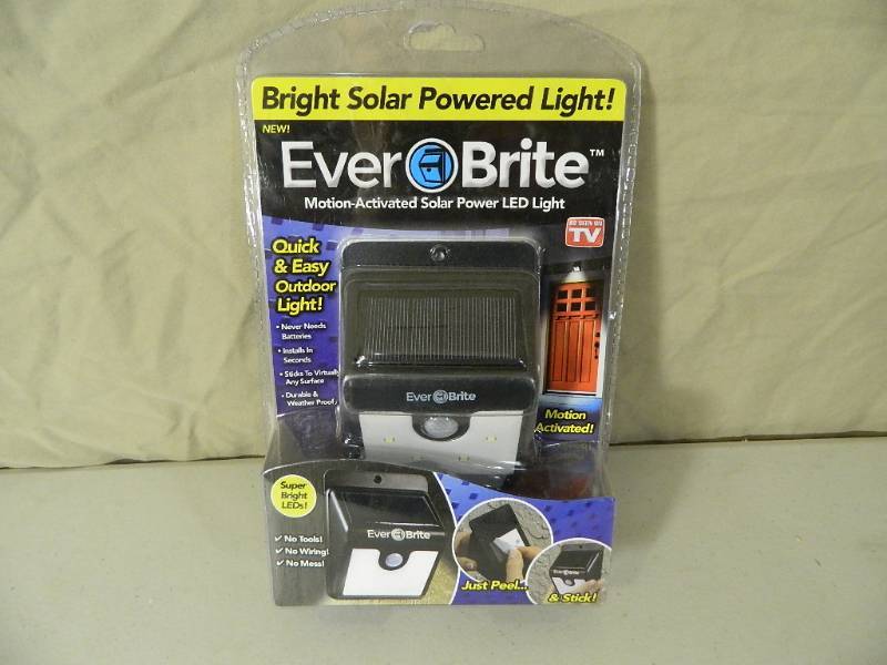 lot 9 image: New Ever Brite Solar Powered Light