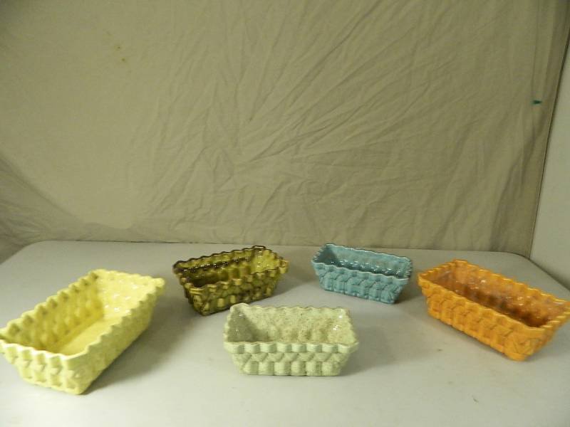 lot 11 image: 5 Vintage Planters