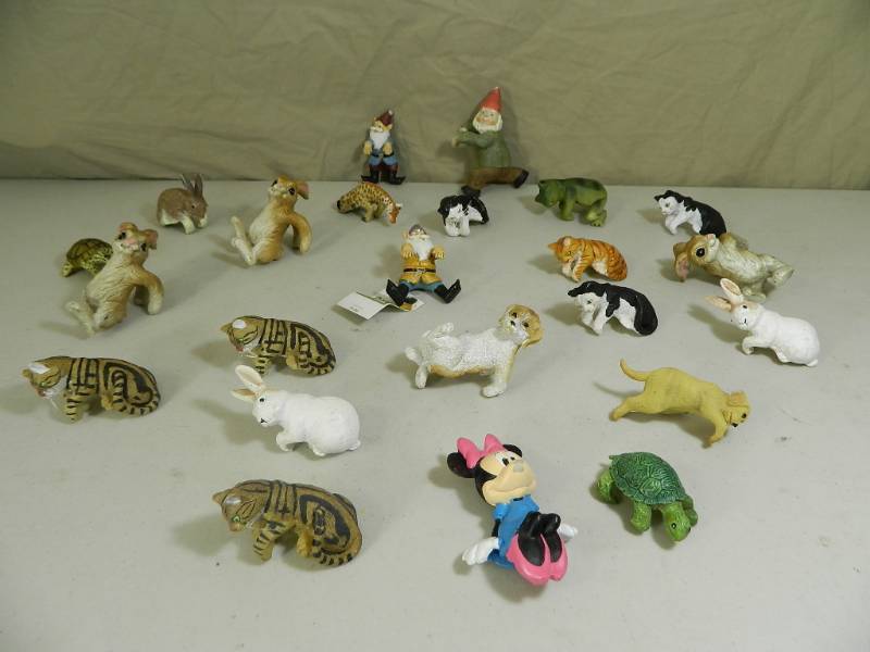 lot 31 image: 23 Assorted Pot Hangers