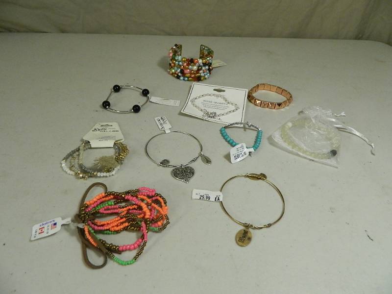 lot 33 image: Bracelets