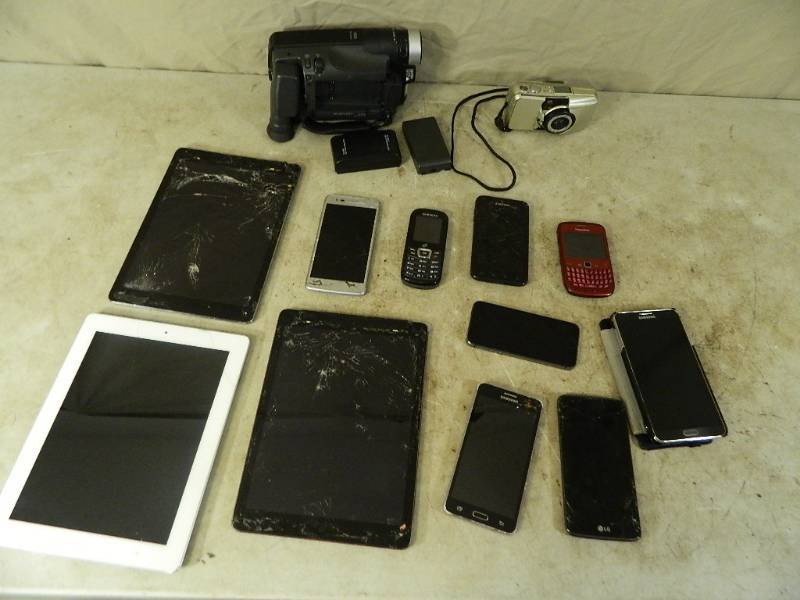 lot 123 image: Ipads, Cell Phones, Cameras, Etc