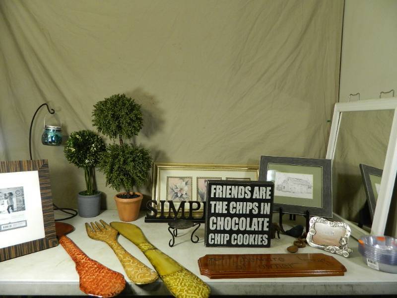 lot 144 image: Pretty Decor