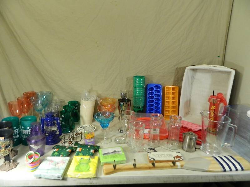 lot 149 image: Kitchen Items, Budweiser Glass, and More
