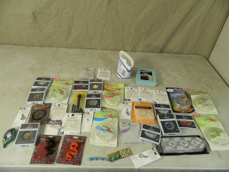 lot 154 image: Beading  Jewelry Makiing Items