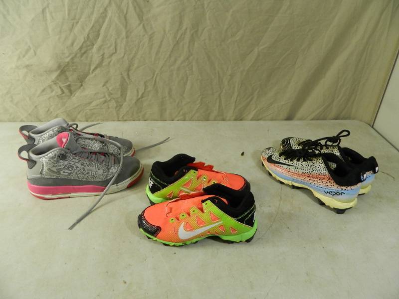 lot 157 image: Kids Shoes