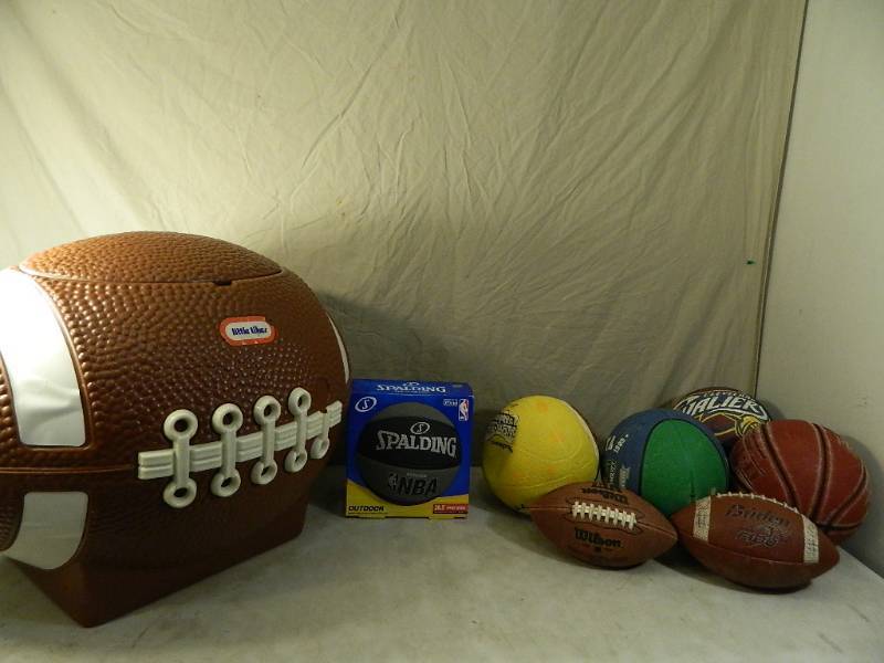 lot 159 image: Little Tykes Toy Box and Balls