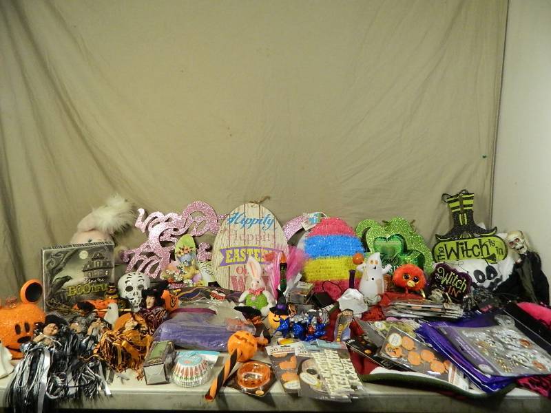 lot 179 image: Holiday Decor