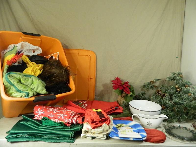 lot 188 image: Holiday Decor