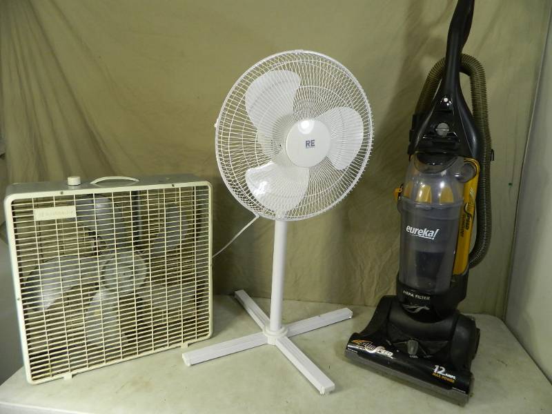 lot 192 image: Vacuum and 2 Fans