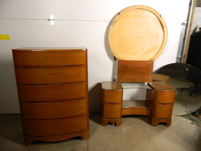 lot 77 image: Dresser and Vanity