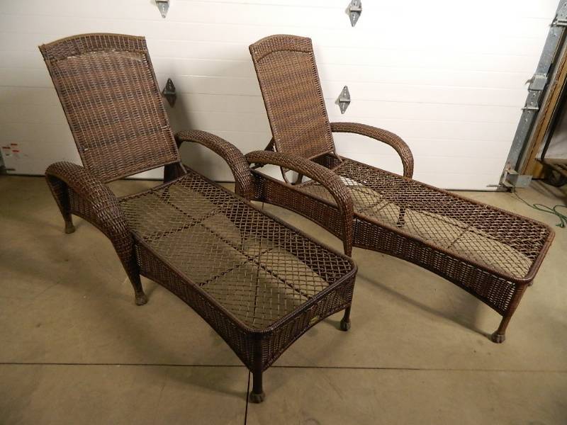 lot 82 image: 2 Better Homes and Gardens Lounge Chairs