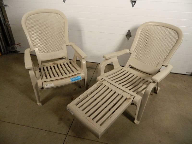 lot 89 image: Pair of Convertible Lounge  Patio Chairs