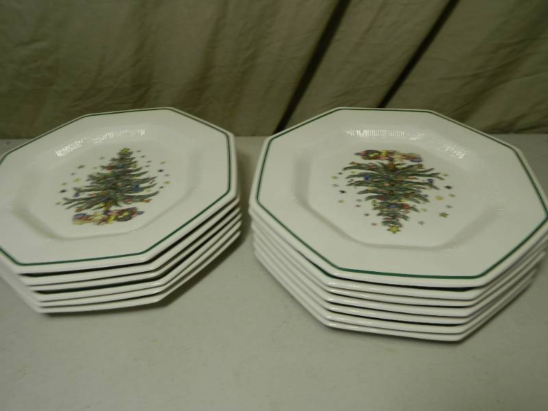 lot 21D image: 13 Nikko Christmastime Dinner Plates