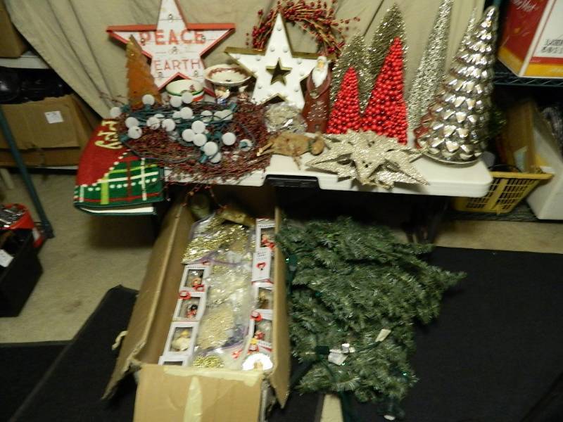 lot 104 image: Beautiful Christmas Decor