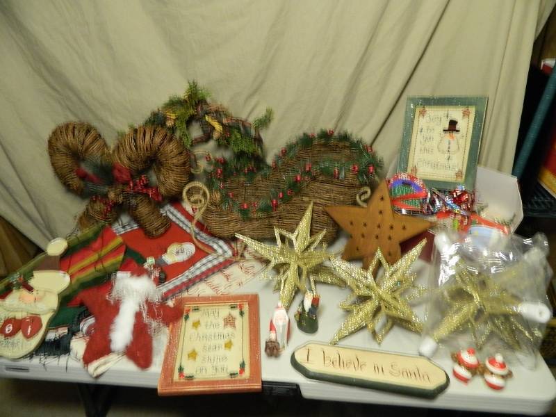 lot 105 image: Very Nice Christmas Decor
