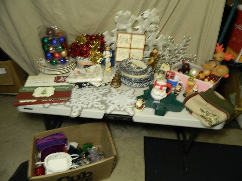 lot 105A image: Holiday Decor