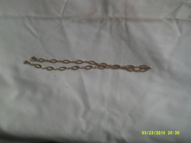 lot 11 image: GOLD NECKLACE