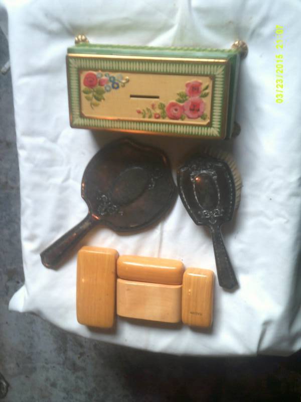 lot 15 image: VINTAGE AND ANTIQUE BATHROOM ITEMS