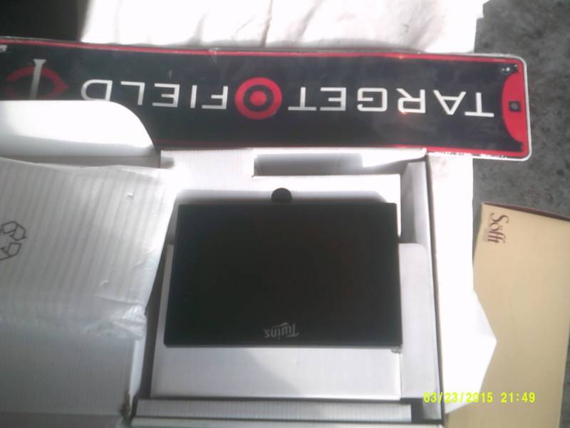 lot 19 image: TWINS DIGITAL PHOTO FRAME AND SIGN